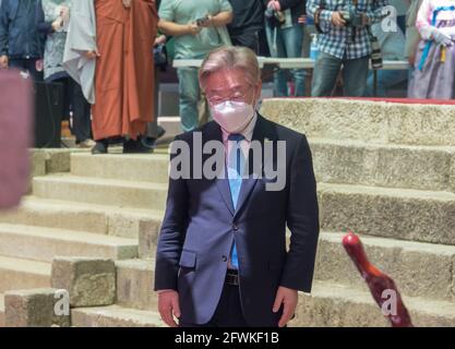 Namyangju, Corea del Sud. 19 maggio 2021. Lee Jae-Myung, governatore della Corea del Sud di Gyeonggi, partecipa a una cerimonia per celebrare il compleanno di Buddha al tempio di Bongseonsa. Lee Jae-Myung è l'attuale leader tra i potenziali candidati presidenziali del Partito democratico al governo. Le prossime elezioni presidenziali della Corea del Sud sono in data 9 marzo 2022. (Foto di Jaewon Lee/SOPA Images/Sipa USA) Credit: Sipa USA/Alamy Live News Foto Stock