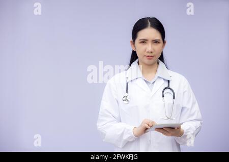 ritratto di un medico asiatico in piedi in clinica all'interno Foto Stock