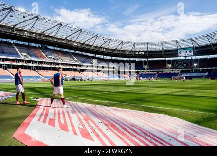 Hannover, Germania. 23 maggio 2021. Calcio: 2. Bundesliga, Hannover 96 - 1. FC Nürnberg, 34° giorno di incontri all'HDI Arena. Le tribune dell'arena sono vuote durante la partita. Credit: Hauke-Christian Dittrich/dpa - NOTA IMPORTANTE: In conformità con le norme del DFL Deutsche Fußball Liga e/o del DFB Deutscher Fußball-Bund, è vietato utilizzare o utilizzare fotografie scattate nello stadio e/o della partita sotto forma di sequenze fotografiche e/o serie fotografiche di tipo video./dpa/Alamy Live News Foto Stock