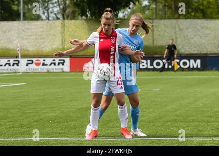 AMSTERDAM, PAESI BASSI - MAGGIO 23: Victoria Pelova di Ajax, Julie Biesmans di PSV durante la partita olandese pure Energie Womens Eredivisie tra Ajax e PSV al De Toekomst il 23 maggio 2021 ad Amsterdam, Paesi Bassi (Foto di Gerrit van Keulen/Orange Pictures) Foto Stock