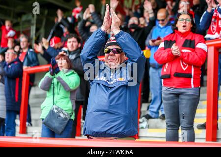 Morecambe, Regno Unito. 23 maggio 2021. I fan di Morecambe festeggiano il 23 maggio 2021 durante la seconda partita di play-off della Sky Bet League 2 tra Morecambe e Tranmere Rovers alla Globe Arena di Morecambe, in Inghilterra. Foto di Sam Fielding/prime Media Images. Credit: Prime Media Images/Alamy Live News Foto Stock