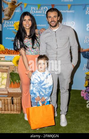 Londra, Regno Unito. 23 maggio 2021. Cara De la Hoyde-Massey, Nathan Massey con il figlio Fred, partecipa al Gala Screening del Regno Unito di "Peter Rabbit 2: The Runaway" al Picturehouse Central di Piccadilly. Credit: SOPA Images Limited/Alamy Live News Foto Stock