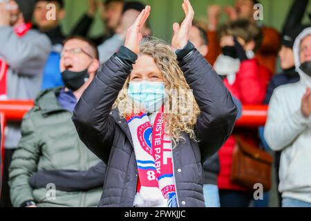 Morecambe, Regno Unito. 23 maggio 2021. I fan di Morecambe festeggiano il 23 maggio 2021 durante la seconda partita di play-off della Sky Bet League 2 tra Morecambe e Tranmere Rovers alla Globe Arena di Morecambe, in Inghilterra. Foto di Sam Fielding/prime Media Images. Credit: Prime Media Images/Alamy Live News Foto Stock