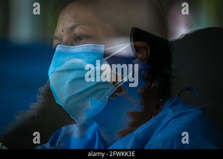 Kathmandu, Nepal. 23 maggio 2021. Riflessione di un operatore sanitario che raccoglie il tampone della gola da un uomo per il test della reazione a catena della polimerasi (PCR) tra le preoccupazioni sulla diffusione della seconda ondata di coronavirus, COVID-19 pandemicNepal COVID-19 numero di morti raggiunge 6,347 con 193 nuovi decessi. Credit: SOPA Images Limited/Alamy Live News Foto Stock