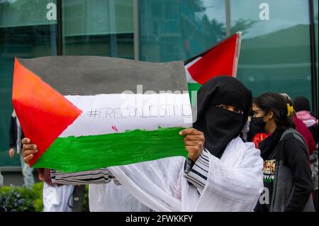 Slough, Berkshire, Regno Unito. 23 maggio 2021. Un grande gruppo di manifestanti si è riunito oggi pomeriggio fuori dagli uffici del Consiglio Slough per una pacifica protesta contro la Palestina libera. Erano presenti due membri della polizia della Thames Valley. Credit: Maureen McLean/Alamy Live News Foto Stock