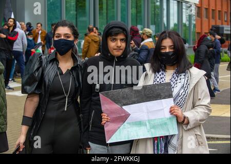 Slough, Berkshire, Regno Unito. 23 maggio 2021. Un grande gruppo di manifestanti si è riunito oggi pomeriggio fuori dagli uffici del Consiglio Slough per una pacifica protesta contro la Palestina libera. Erano presenti due membri della polizia della Thames Valley. Credit: Maureen McLean/Alamy Live News Foto Stock