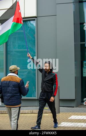 Slough, Berkshire, Regno Unito. 23 maggio 2021. Un grande gruppo di manifestanti si è riunito oggi pomeriggio fuori dagli uffici del Consiglio Slough per una pacifica protesta contro la Palestina libera. Erano presenti due membri della polizia della Thames Valley. Credit: Maureen McLean/Alamy Live News Foto Stock