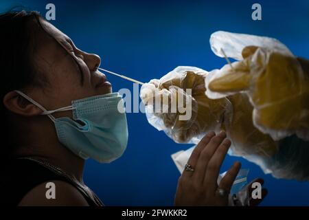 Kathmandu, Nepal. 23 maggio 2021. Un operatore sanitario raccoglie il tampone nasale da una ragazza per il test della reazione a catena della polimerasi (PCR) tra le preoccupazioni sulla diffusione della seconda ondata di coronavirus, COVID-19 pandemic.Nepal COVID-19 numero di morti raggiunge 6,347 con 193 nuovi decessi. (Foto di Prabin Ranabhat/SOPA Images/Sipa USA) Credit: Sipa USA/Alamy Live News Foto Stock