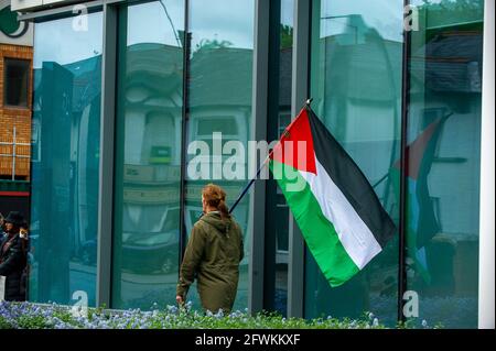 Slough, Berkshire, Regno Unito. 23 maggio 2021. Un grande gruppo di manifestanti si è riunito oggi pomeriggio fuori dagli uffici del Consiglio Slough per una pacifica protesta contro la Palestina libera. Erano presenti due membri della polizia della Thames Valley. Credit: Maureen McLean/Alamy Live News Foto Stock