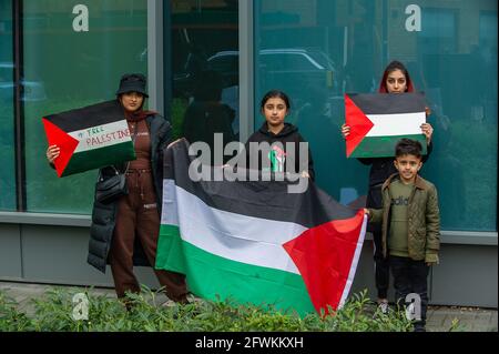 Slough, Berkshire, Regno Unito. 23 maggio 2021. Un grande gruppo di manifestanti si è riunito oggi pomeriggio fuori dagli uffici del Consiglio Slough per una pacifica protesta contro la Palestina libera. Erano presenti due membri della polizia della Thames Valley. Credit: Maureen McLean/Alamy Live News Foto Stock