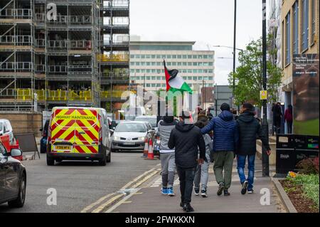 Slough, Berkshire, Regno Unito. 23 maggio 2021. Un grande gruppo di manifestanti si è riunito oggi pomeriggio fuori dagli uffici del Consiglio Slough per una pacifica protesta contro la Palestina libera. Erano presenti due membri della polizia della Thames Valley. Credit: Maureen McLean/Alamy Live News Foto Stock