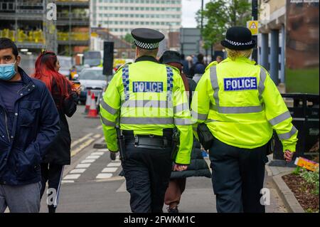 Slough, Berkshire, Regno Unito. 23 maggio 2021. Un grande gruppo di manifestanti si è riunito oggi pomeriggio fuori dagli uffici del Consiglio Slough per una pacifica protesta contro la Palestina libera. Erano presenti due membri della polizia della Thames Valley. Credit: Maureen McLean/Alamy Live News Foto Stock