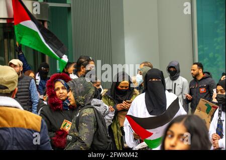 Slough, Berkshire, Regno Unito. 23 maggio 2021. Un grande gruppo di manifestanti si è riunito oggi pomeriggio fuori dagli uffici del Consiglio Slough per una pacifica protesta contro la Palestina libera. Erano presenti due membri della polizia della Thames Valley. Credit: Maureen McLean/Alamy Live News Foto Stock