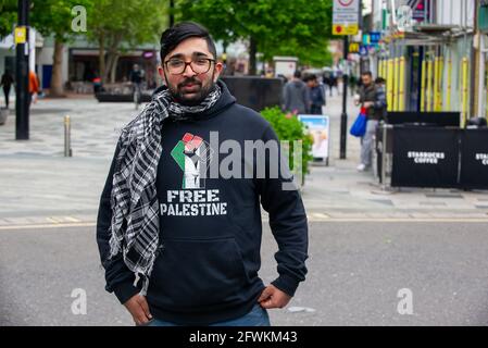 Slough, Berkshire, Regno Unito. 23 maggio 2021. Un grande gruppo di manifestanti si è riunito oggi pomeriggio fuori dagli uffici del Consiglio Slough per una pacifica protesta contro la Palestina libera. Erano presenti due membri della polizia della Thames Valley. Credit: Maureen McLean/Alamy Live News Foto Stock