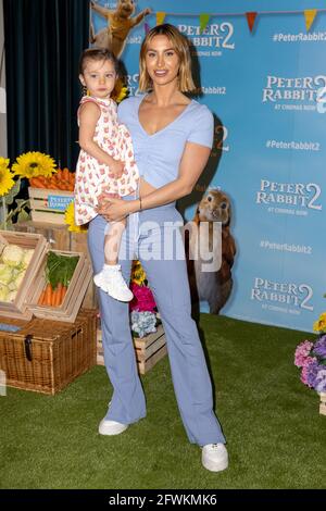 Londra, Regno Unito. 23 maggio 2021. Ferne McCann con sua figlia Domenica frequentare il Gran Bretagna Gala Screening di 'Peter Rabbit 2: The Runaway' a Picturehouse Central a Piccadilly. (Foto di Phil Lewis/SOPA Images/Sipa USA) Credit: Sipa USA/Alamy Live News Foto Stock