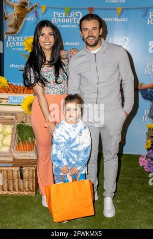 Londra, Regno Unito. 23 maggio 2021. Cara De la Hoyde-Massey, Nathan Massey con il figlio Fred, partecipa al Gala Screening del Regno Unito di "Peter Rabbit 2: The Runaway" al Picturehouse Central di Piccadilly. (Foto di Phil Lewis/SOPA Images/Sipa USA) Credit: Sipa USA/Alamy Live News Foto Stock