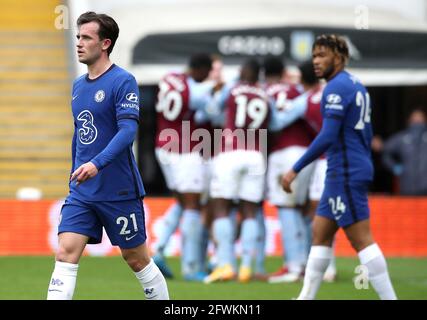 Bertrand Traore (nascosto) di Aston Villa celebra il primo gol del loro fianco mentre ben Chilwell di Chelsea (a sinistra) e Reece James appaiono frustrati durante la partita della Premier League a Villa Park, Birmingham. Data immagine: Domenica 23 maggio 2021. Foto Stock