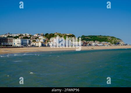 Idea di staycation. Lungomare di Hastings visto dal Molo di Hastings. East Sussex, Inghilterra, Regno Unito. Foto Stock