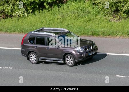 2008 Nissan X Trail Arctix Exp dCi 173; traffico veicolare, veicoli in movimento, automobili, veicoli in circolazione su strade del Regno Unito, motori, motori sulla rete stradale autostradale M6 autostrada UK. Foto Stock