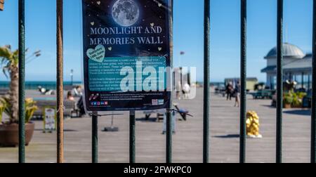 Accedi a Hastings Pier per Moonlight Memories Wall, dove i nastri sono stati legati per ricordare i tuoi cari. St Michael's Hospice Moonlight Walk 06-2019 Regno Unito. Foto Stock