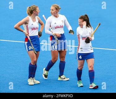 Gran Bretagna Lily Owsley (a sinistra), Gran Bretagna Sarah Robertson (centro) e Gran Bretagna Laura Unsworth (a destra) dopo il secondo giorno della partita di campionato FIH Pro al Lee Valley Hockey and Tennis Center. Data immagine: Domenica 23 maggio 2021. Foto Stock