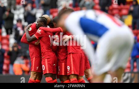 Sadio Mane di Liverpool (seconda a sinistra) festeggia con i compagni di squadra dopo aver segnato il secondo gol della partita durante la partita della Premier League ad Anfield, Liverpool. Data immagine: Domenica 23 maggio 2021. Foto Stock