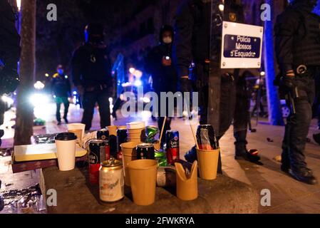 La polizia catalana 'mossos d'Esquadra' e 'Guardia Urban' si vedono pattugliare il centro della città di notte durante il secondo fine settimana dalla fine del coprifuoco e delle restrizioni a Barcellona, in Spagna, il 22 2021 maggio. Con l'inizio della stagione turistica spagnola, migliaia di turisti, soprattutto dalla Francia, e i giovani spagnoli si affollano nel centro della città e nelle spiagge per celebrare la nuova libertà con feste spontanee di strada, conosciute anche come 'botelloni', spesso senza rispettare le regole sociali di allontanamento e senza indossare maschere facciali, ravvivando la vita notturna della città. (Foto di Davide Bonaldo/Sipa US Foto Stock