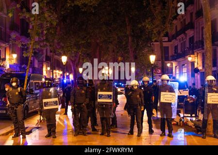 La polizia catalana 'mossos d'Esquadra' e 'Guardia Urban' si vedono pattugliare il centro della città di notte durante il secondo fine settimana dalla fine del coprifuoco e delle restrizioni a Barcellona, in Spagna, il 22 2021 maggio. Con l'inizio della stagione turistica spagnola, migliaia di turisti, soprattutto dalla Francia, e i giovani spagnoli si affollano nel centro della città e nelle spiagge per celebrare la nuova libertà con feste spontanee di strada, conosciute anche come 'botelloni', spesso senza rispettare le regole sociali di allontanamento e senza indossare maschere facciali, ravvivando la vita notturna della città. (Foto di Davide Bonaldo/Sipa US Foto Stock