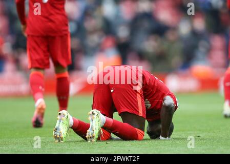 Liverpool, Regno Unito. 23 maggio 2021. Sadio Mane di Liverpool festeggia dopo aver segnato il suo 2° goal squadre. Premier League Match, Liverpool contro Crystal Palace all'Anfield Stadium di Liverpool domenica 23 maggio 2021. Questa immagine può essere utilizzata solo per scopi editoriali. Solo per uso editoriale, è richiesta una licenza per uso commerciale. Nessun uso nelle scommesse, nei giochi o nelle pubblicazioni di un singolo club/campionato/giocatore. pic di Chris Stading/Andrew Orchard sport photography/Alamy Live news Credit: Andrew Orchard sports photography/Alamy Live News Foto Stock