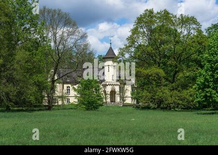 Castello di Hohenbocka - è un complesso di palazzi (costruito 1897/1898) nella comunità di Brandeburgo meridionale di Hohenbocka nel distretto di Oberspreewald-Lausitz, Germania. Foto Stock