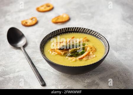 Zuppa di crema di asparagi fatta in casa con crostini. Foto Stock