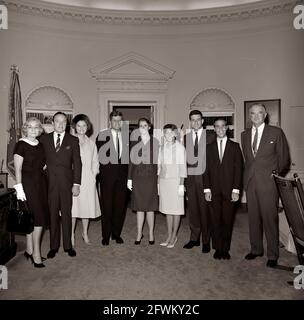 Il presidente John F. Kennedy visita con l'attore e comico Bob Hope e altri nell'Ufficio ovale della Casa Bianca, Washington, D.C.; Hope ha visitato la Casa Bianca per ricevere la medaglia d'oro del Congresso, presentata dal Presidente Kennedy in riconoscimento dei suoi servizi al paese come intrattenitore durante la seconda Guerra Mondiale Da sinistra a destra: Rita Millar, moglie del pubblicista del signor Hope, Mack Millar; MR. Hope; Dolores Hope; il presidente; Linda Hope; Nora Hope; Anthony Hope; William Kelly Hope; Senatore Stuart Symington (Missouri). Foto Stock