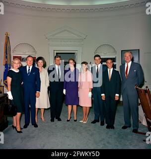 Il presidente John F. Kennedy visita con l'attore e comico Bob Hope e altri nell'Ufficio ovale della Casa Bianca, Washington, D.C.; Hope ha visitato la Casa Bianca per ricevere la medaglia d'oro del Congresso, presentata dal Presidente Kennedy in riconoscimento dei suoi servizi al paese come intrattenitore durante la seconda Guerra Mondiale Da sinistra a destra: Rita Millar, moglie del pubblicista del signor Hope, Mack Millar; MR. Hope; Dolores Hope; il presidente; Linda Hope; Nora Hope; Anthony Hope; William Kelly Hope; Senatore Stuart Symington (Missouri). Foto Stock