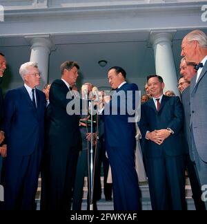 L'attore e comico, Bob Hope, fa commenti dopo aver ricevuto la medaglia d'oro del Congresso, presentata dal presidente John F. Kennedy in riconoscimento dei suoi servizi al paese come intrattenitore durante la seconda guerra mondiale Da sinistra a destra: Non identificato; Rappresentante Michael A. Feighan (Ohio); Presidente Kennedy; moglie di MR. Hope, Dolores Hope; MR. Hope; Unidentified (dietro MR. Hope); Senator Stuart Symington (Missouri); Representative Carl Albert (Oklahoma); Representative Leslie C. Arends (Illinois). Anche nella foto (in piedi a sinistra, sullo sfondo): Aide Navale al presidente, Capitano Shepard. Foto Stock