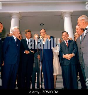 L'attore e comico, Bob Hope, fa commenti dopo aver ricevuto la medaglia d'oro del Congresso, presentata dal presidente John F. Kennedy in riconoscimento dei suoi servizi al paese come intrattenitore durante la seconda guerra mondiale Da sinistra a destra: Non identificato; Rappresentante Michael A. Feighan (Ohio); Presidente Kennedy; moglie di MR. Hope, Dolores Hope; MR. Hope; Unidentified (dietro MR. Hope); Senator Stuart Symington (Missouri); Representative Carl Albert (Oklahoma); Representative Leslie C. Arends (Illinois). Anche nella foto (in piedi a sinistra, sullo sfondo): Aide Navale al presidente, Capitano Shepard. Foto Stock