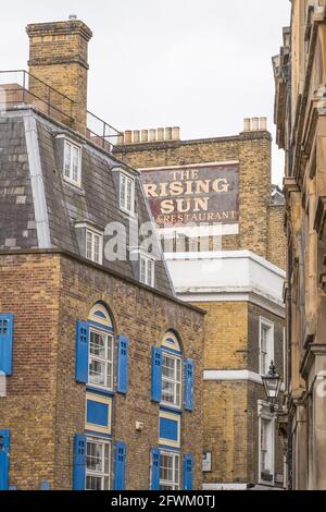 La piccola strada e i negozi di carter Lane che mostra il vecchio segno del Rising Sun Bar e Ristorante. Londra Foto Stock