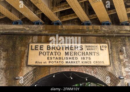 Lee Brother Potato Merchants segno nel Borough Market sotto l'arco ferroviario di mattoni. Londra Foto Stock