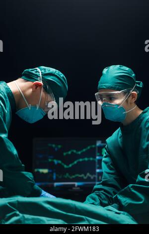 Personale medico in chirurgia Foto Stock
