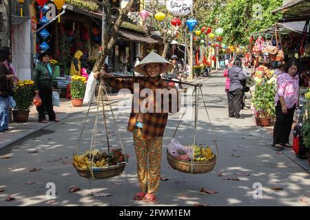 Donna vietnamita fornitore di strada Foto Stock