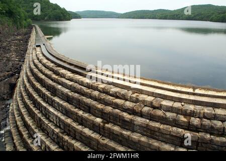 Serbatoio di New Croton Dam, costruito nel 1892-1906, parti del sistema di approvvigionamento idrico di New York City, Croton-on-Hudson, NY, USA Foto Stock