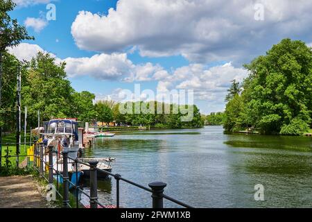 Berlino, Germania - 21 maggio 2021: Scena sul fiume Sprea a Berlino-Treptow vicino all'Insel der Jugend. Foto Stock