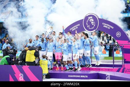 Fernandinho (centro) di Manchester City solleva il trofeo della Premier League con i compagni di squadra dopo il fischio finale nella partita della Premier League all'Etihad Stadium di Manchester. Data immagine: Domenica 23 maggio 2021. Foto Stock