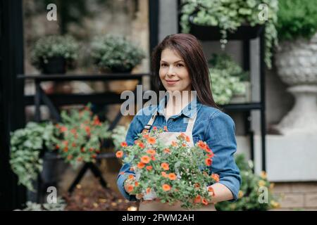 Vendita di piante in negozio in stile rustico e studio, giardinaggio e fioritura stagionale Foto Stock