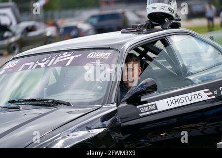 21-05-2021 riga, Lettonia un pilota di auto da corsa al volante. Foto Stock