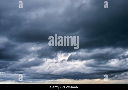 Cielo scuro drammatico e sfondo nuvole tempestose Foto Stock