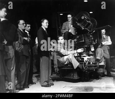 Produttore MICHAEL BALCON (in piedi con gli occhiali) orologi Direttore ALBERTO CAVALCANTI (sopra dietro la telecamera) E Cinematografo GORDON DINES (seduto) su set candid durante le riprese DELLA VITA E DELLE AVVENTURE DI NICHOLAS NICKLEBY 1947 REGISTA ALBERTO CAVALCANTI romanzo Charles Dickens sceneggiatura John Dighton produttore Michael Balcon Ealing Studios / General Film Distributors (GFD) Foto Stock