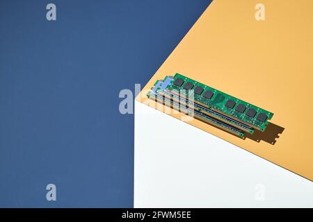 Concetto di cubo alla moda isometrico. Modulo di memoria del computer. Giallo e blu Foto Stock