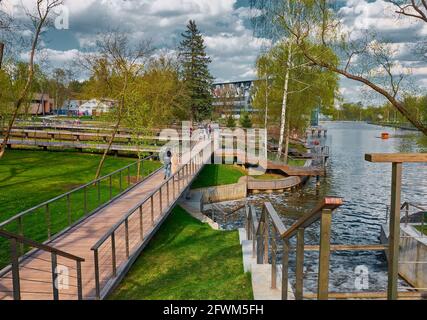 Mostra di realizzazioni economiche, vista di passerelle in legno sulla riva del fiume Kamenka: Mosca, Russia - 07 maggio 2021 Foto Stock