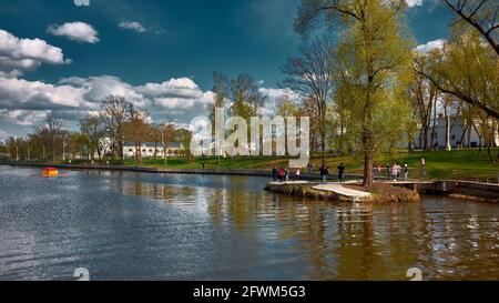 Turisti sulle rive del fiume Kamenka, VDNH, parco pubblico, paesaggio: Mosca, Russia - 07 maggio 2021 Foto Stock