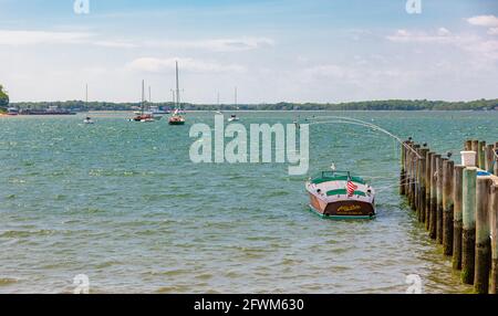 Antica barca di legno in un molo a Dering Harbour, NY Foto Stock